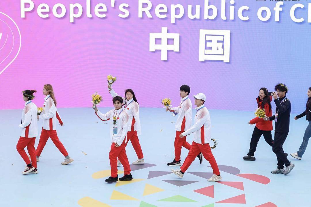 RNG碾压C9,Chovy成为全场焦点2025世界赛3:2(成都) RNG碾压C9,Chovy成为全场焦点2025世界赛3:2(成都)