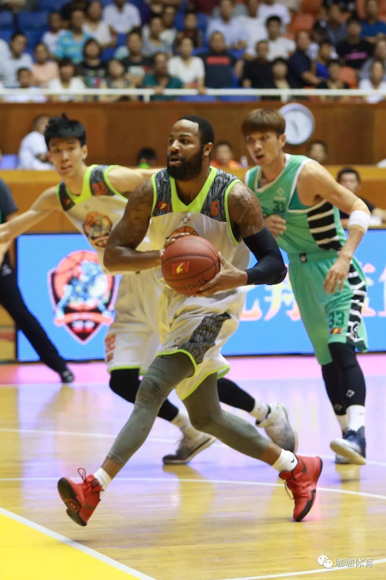 华体会登录-西藏男篮在比赛中震撼表演获胜